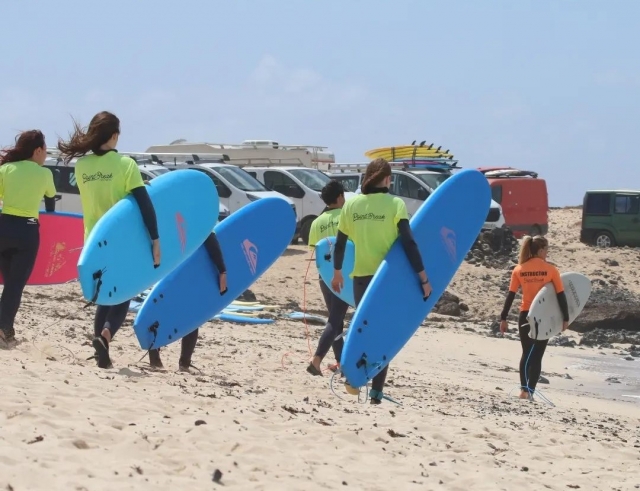 Grupo de surferos de camino a la playa de Corralejo