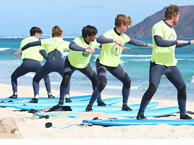 Aprendiendo las técnicas sobre la tabla de surf