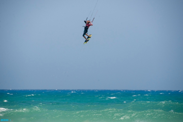 Salta haciendo kitesurf