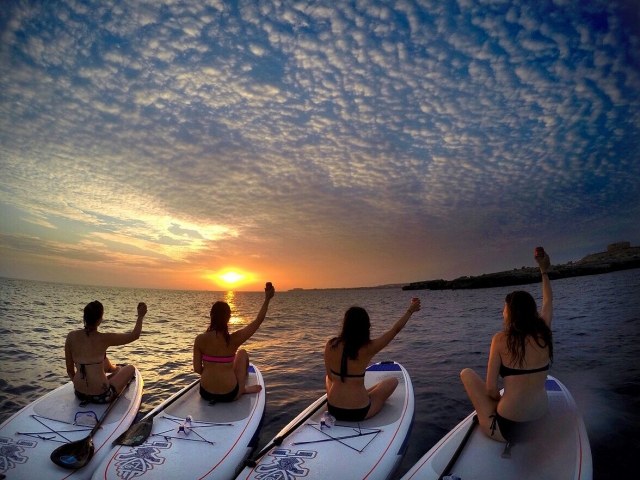 Atardecer de paddle surf entre amigas