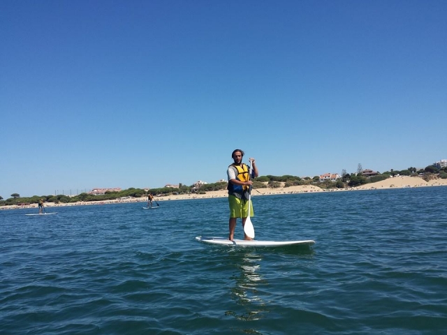 Chico practicando paddle surf