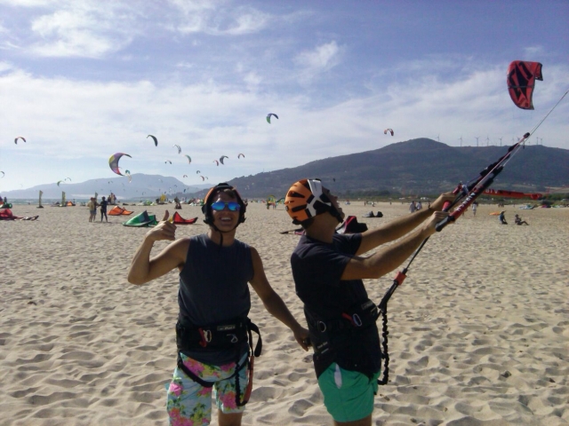  Freunde, bereit für einen Nachmittag Kitesurfen 