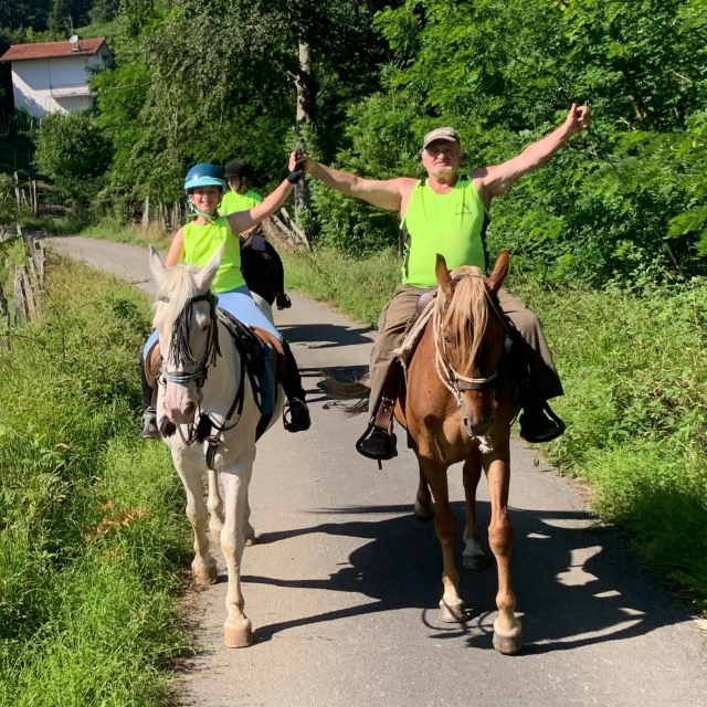 Bajando por el camino a caballo