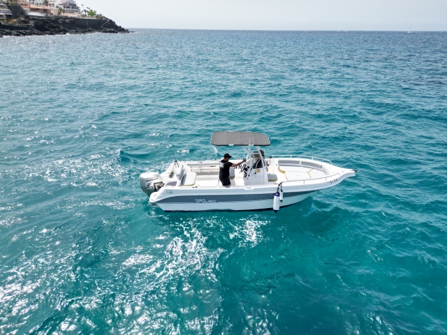 Sube a nuestro barco con capacidad para 6 personas