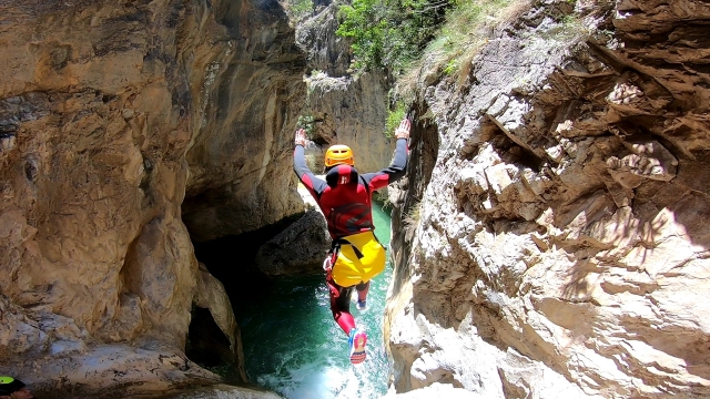 Un salto tra le pareti rocciose del burrone 