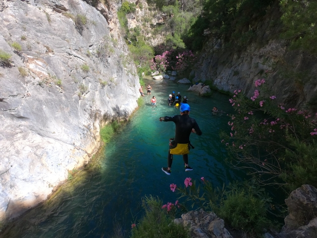  Saltare nella piscina cristallina