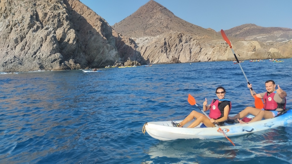 Disfrutando en pareja a bordo de un kayak 