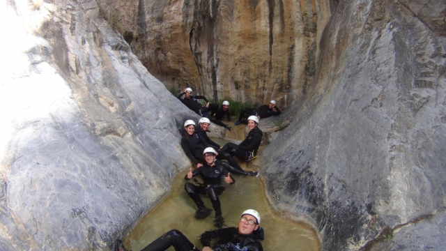 Disfrutando de un descenso de barranquismo en Lentegí