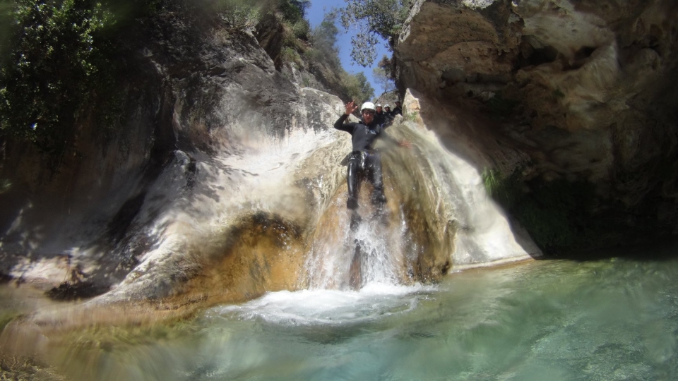 Saltando a la poza de agua