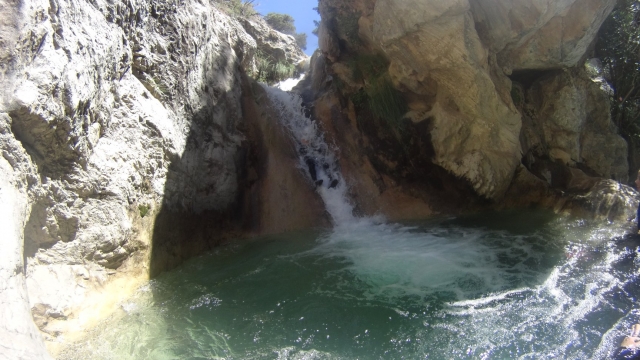 Toboganes naturales durante el descenso de barranquismo 
