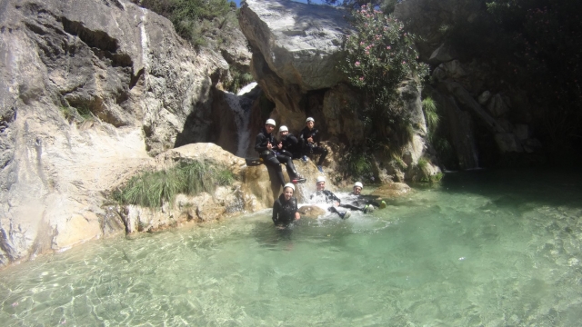 Grupo de amigos disfrutando de este barranquismo 