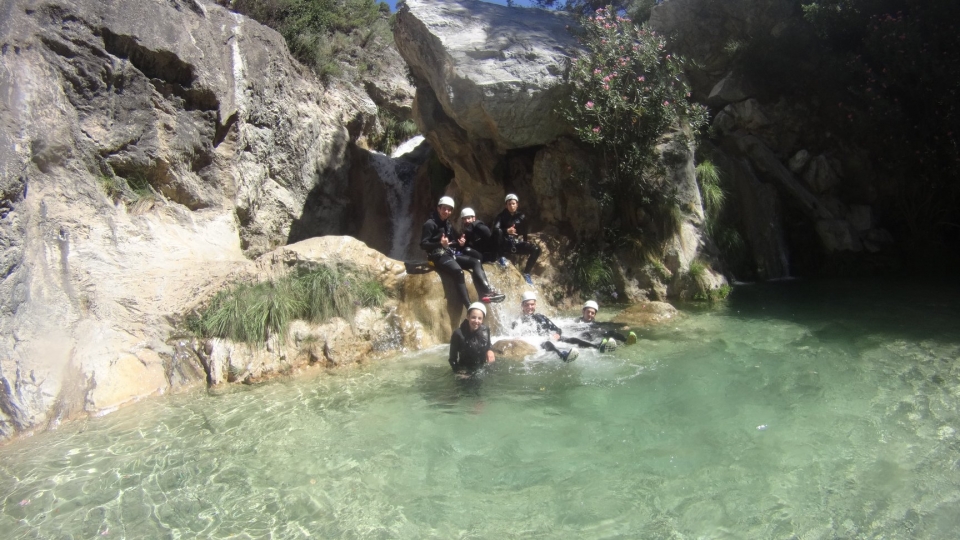 Grupo de amigos disfrutando de este barranquismo 