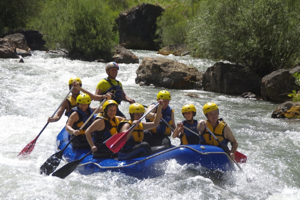  Enjoy a rafting descent in Cazorla 