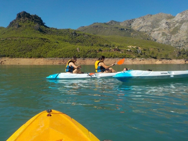  Remando in kayak 
