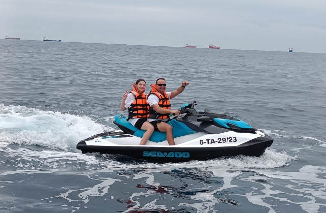 Père et fille s'amusant sur le jet ski 