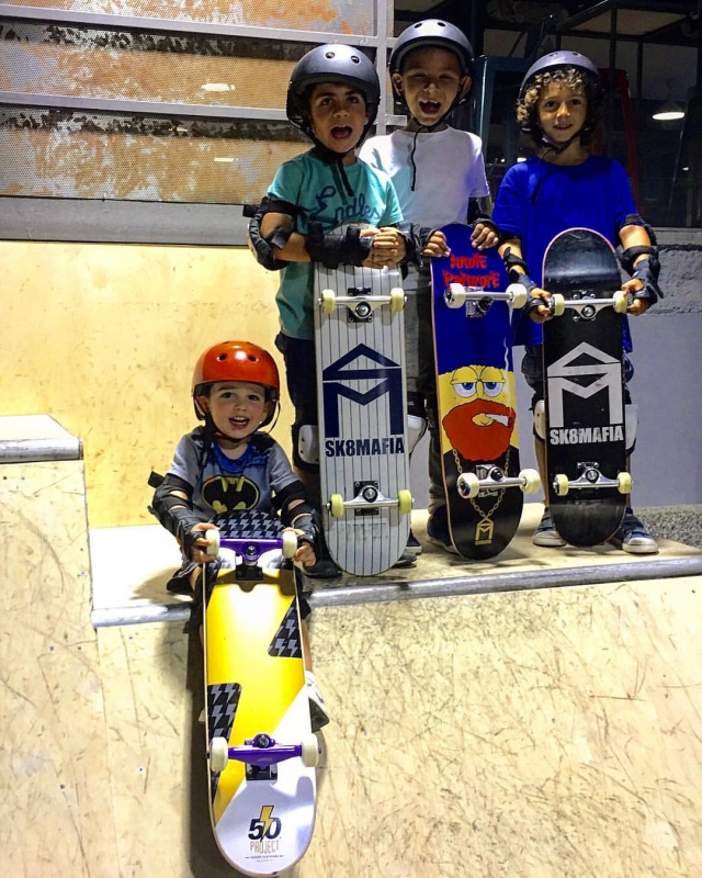 Garçons sur patins 
