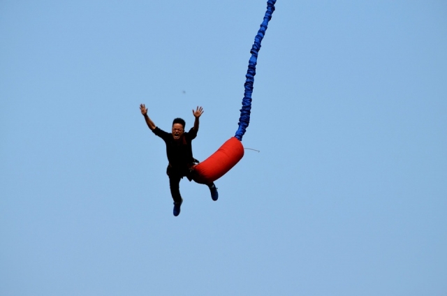  Bungee jumping