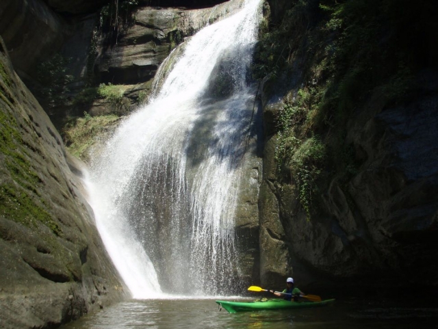 Kayak en la cascada