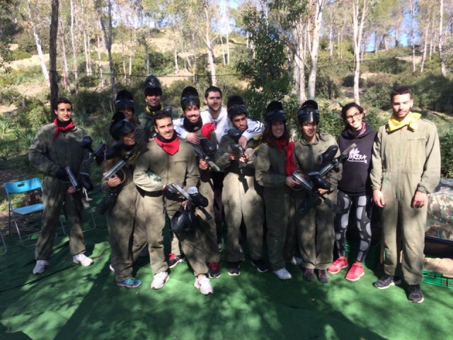  Foto de grupo antes do jogo de paintball