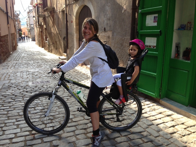  Equitazione una bicicletta con il bambino 