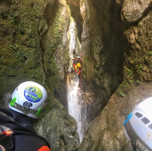  Descente en rappel de cascade lors d'un canyoning 