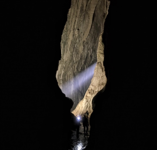 En el interior de la cueva en Leze