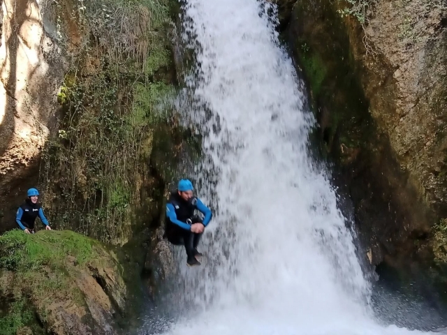  跳入阿拉瓦 (Alava) 水池 