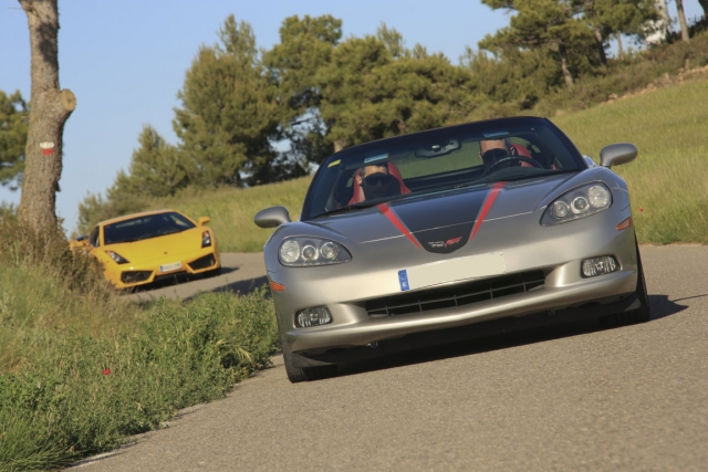 Corvetter y lamborghini conduciendo