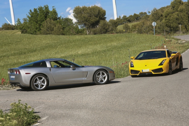 Lamborghini y corvette de frente