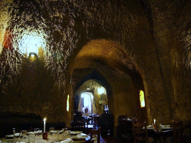 Comiendo en el restaurante cueva
