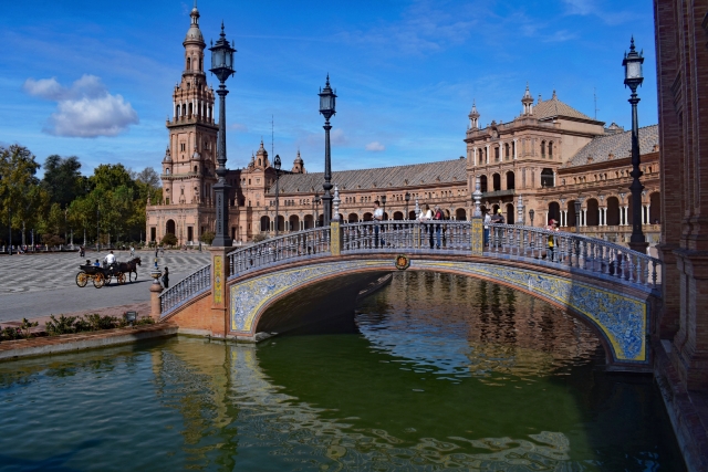 Puentes y torres en las plazas de Sevilla