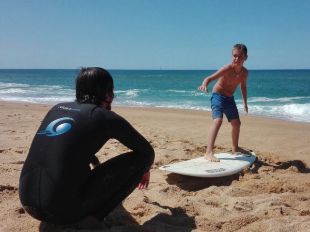 Curso de surf en playa Les Botigues