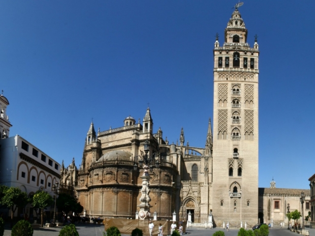  Giralda de Sevilha junto à catedral 
