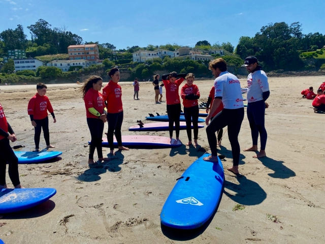 Clases de surf durante el campamento