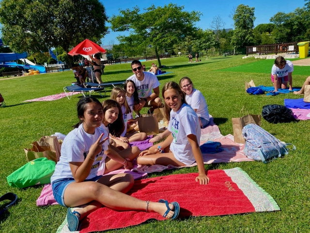 En las zonas verdes del campamento