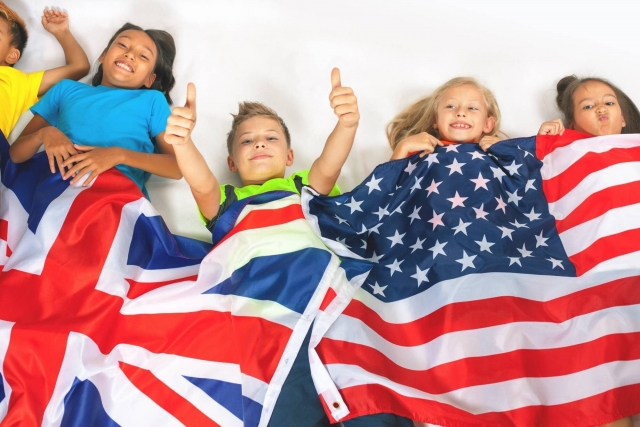 Niños aprendiendo inglés