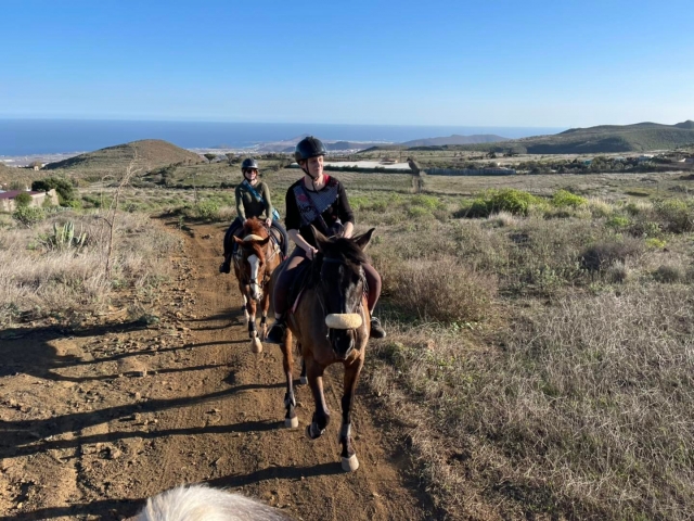  Equestrian experience through the four -door ravine 