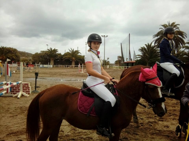 Amazona sobre el caballo