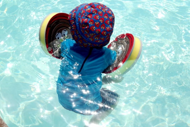  Bebê na piscina 