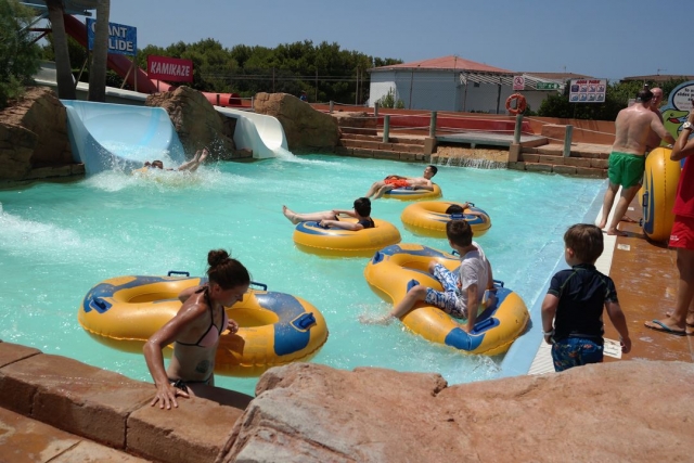  Meninos na piscina 