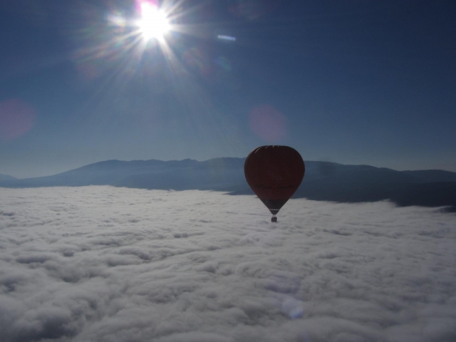 Globo sobre las nubes
