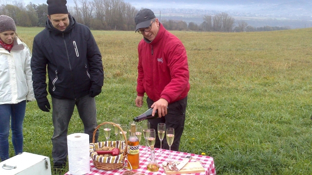 Sirviendo el champán