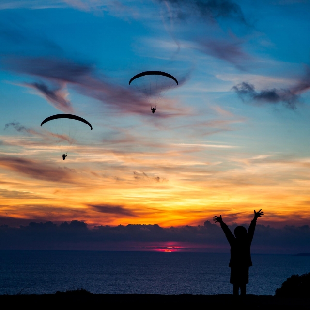  Gleitschirmfliegen bei Sonnenuntergang in Sopelana 