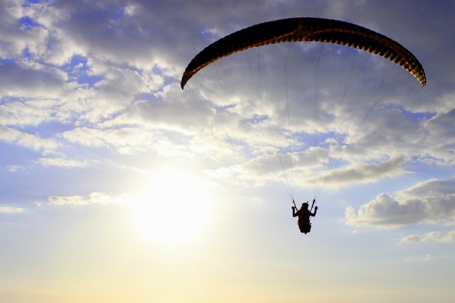 Parapente al atardecer