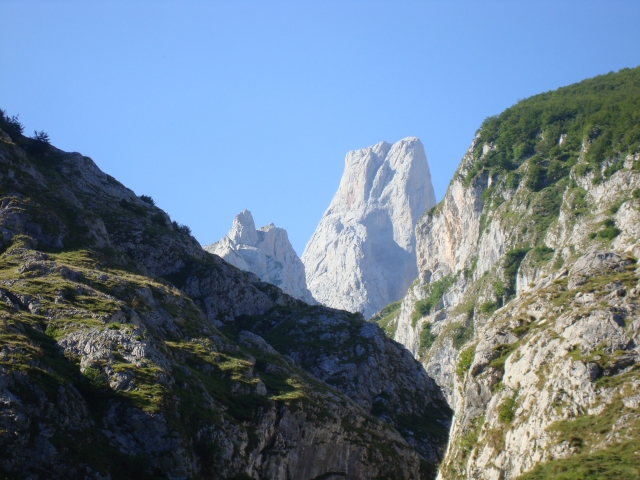 Sullo sfondo il Picu de Urriellu 