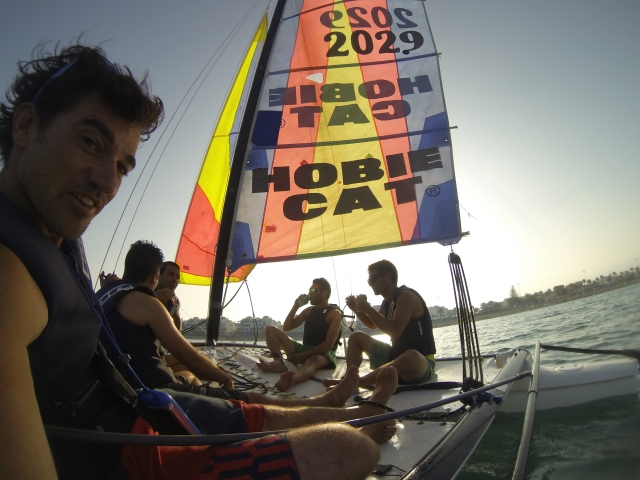 Los amigos en el catamaran
