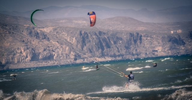 Haciendo kite surf en grupo