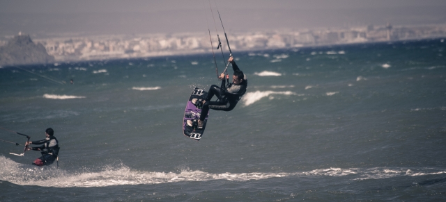 Puedes con el kitesurf