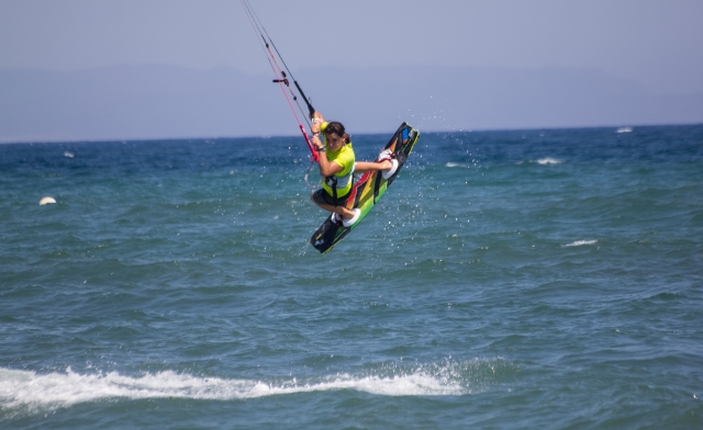 Saltos en el agua con kitesurf