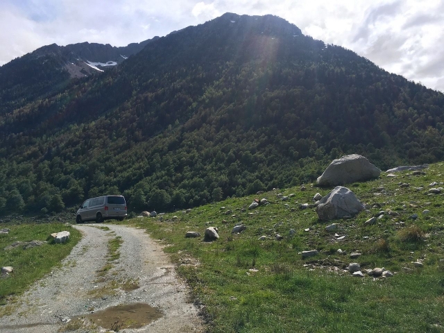 Zwischen Bergen mit einem 4x4